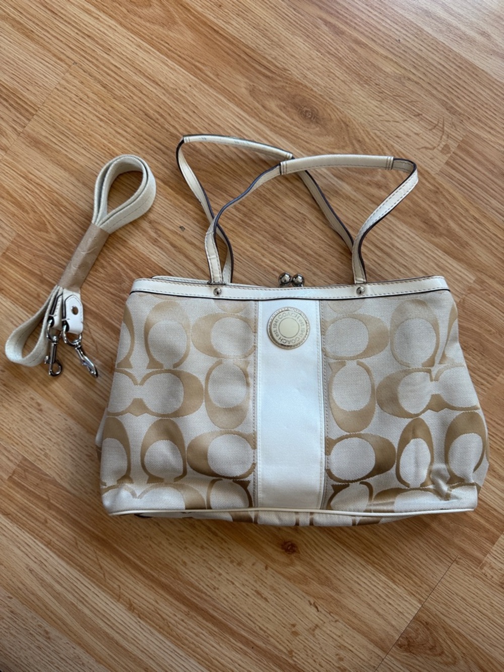 Authentic Coach Signature Shoulder Bag ✨